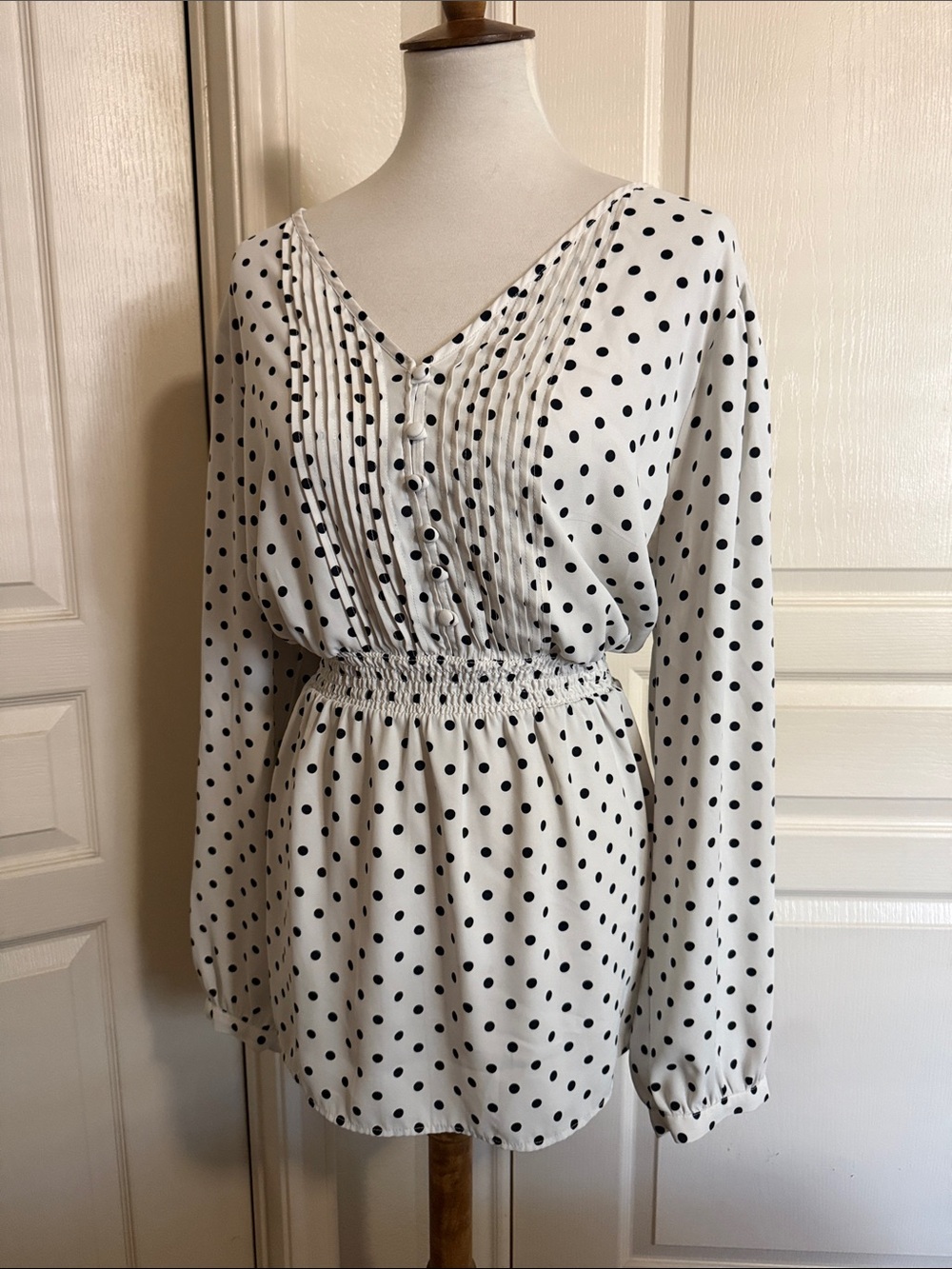 torrid White and Black Polka Dot V-Neck Blouse Sz 3X